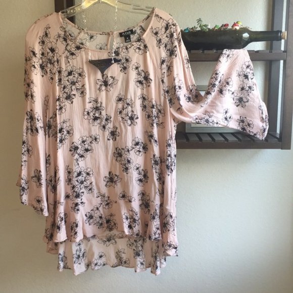 WOMENS - sz Med A.N.A light pink bell sleeve blouse top high/low hem floral - Picture 2 of 5